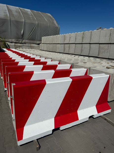 Concrete barrier B35/45, 810 mm, yellow-black 