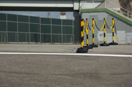 Chain pole 130 cm - yellow / black - plastic base