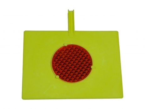 Yellow plate / pendant for a post / chain with a red reflector