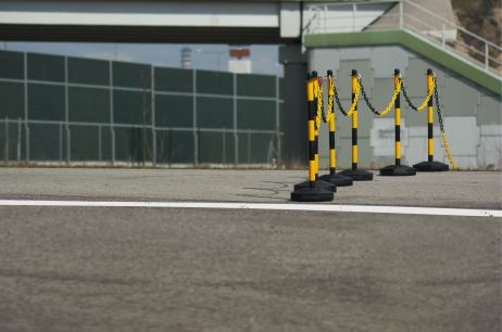 Chain post 110 cm - yellow / black - concrete base