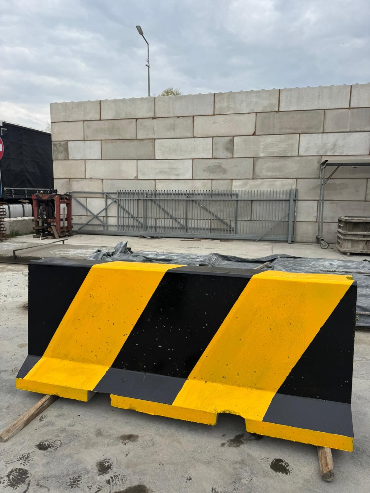 Concrete barrier like U-14b double-sided - painted yellow and black B35/45