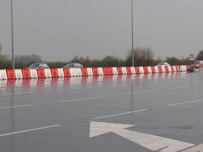 Road barrier U-14 / U-25 50 cm high - red
