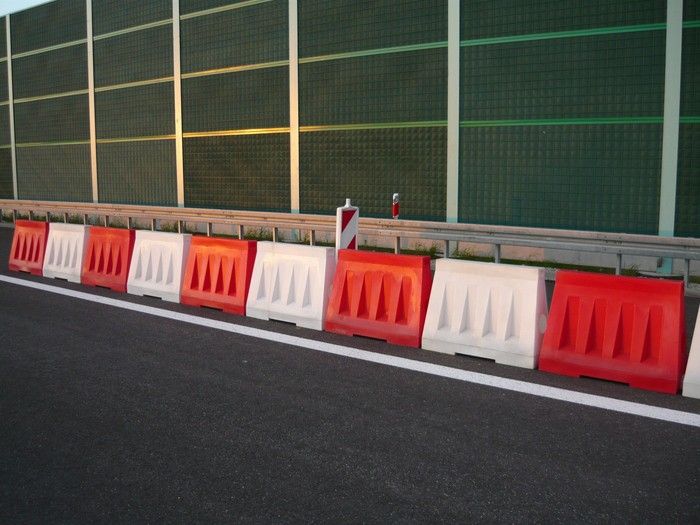 Road barrier U-14 / U-25 80 cm high - red