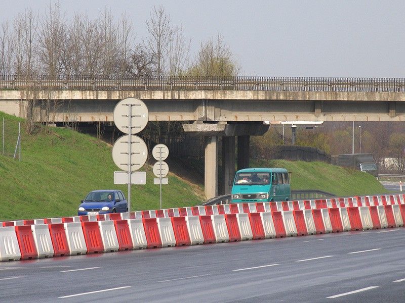 Road barrier U-14 / U-25 80 cm high - red