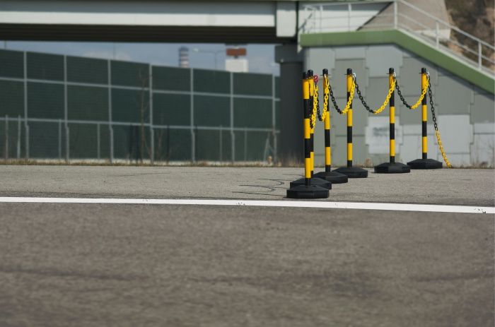 Chain post 90 cm - yellow / black - concrete base