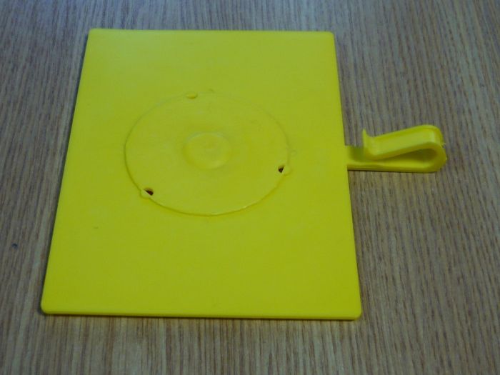 Yellow plate / pendant for a post / chain with a red reflector