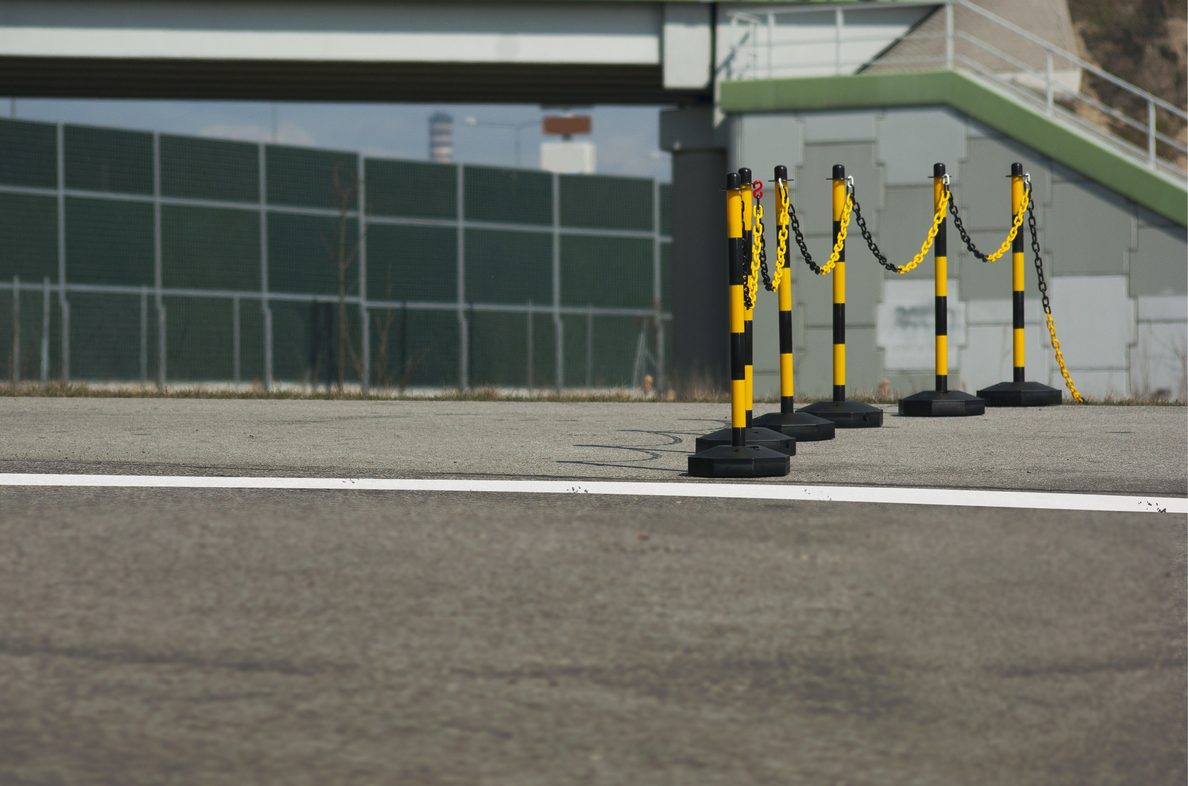 Chain post 90 cm - yellow / black - plastic base oct.