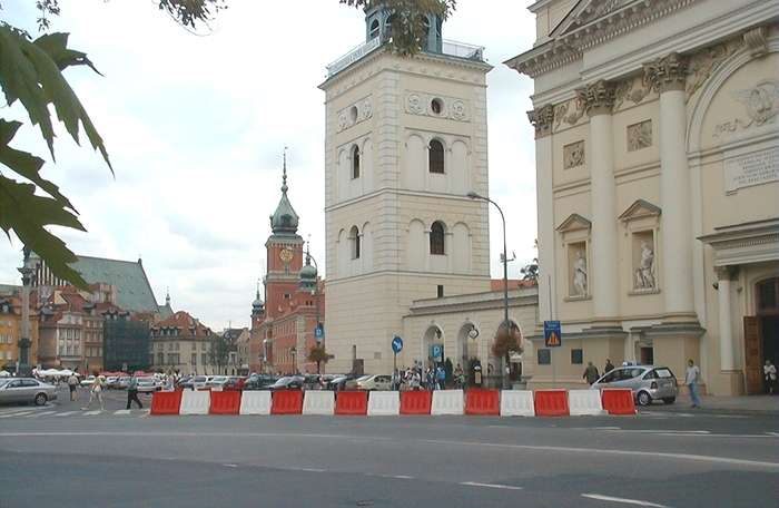 Bariery drogowe plastikowe – kupić czy wypożyczyć?