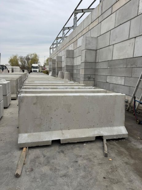 Bariera betonowa dwustronna C30/37 z otworami na wózek