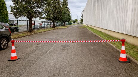 Taśma rozciągana - 2,5 m - biało/czerwona- kaseta/nakładka na pachołek