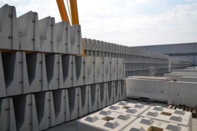 Bariera betonowa dwustronna C30/37 z otworami na wózek