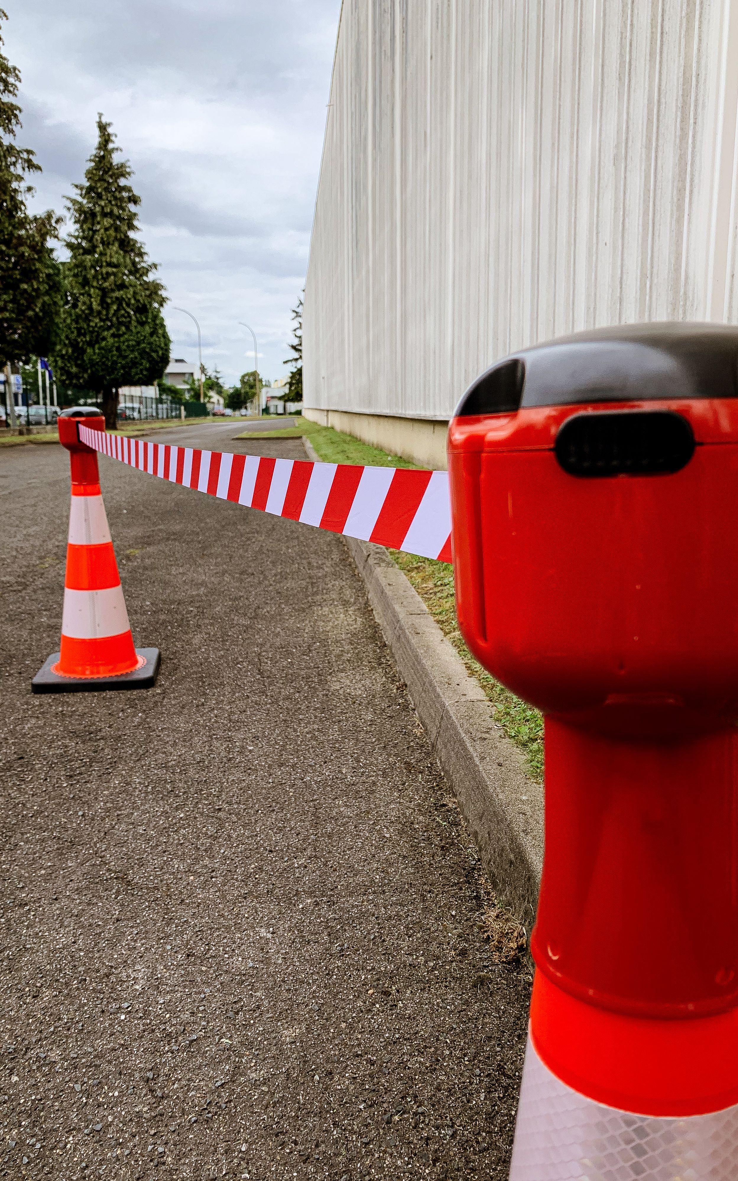 Taśma rozciągana 12 m biało/czerwona  - nakładka na pachołek