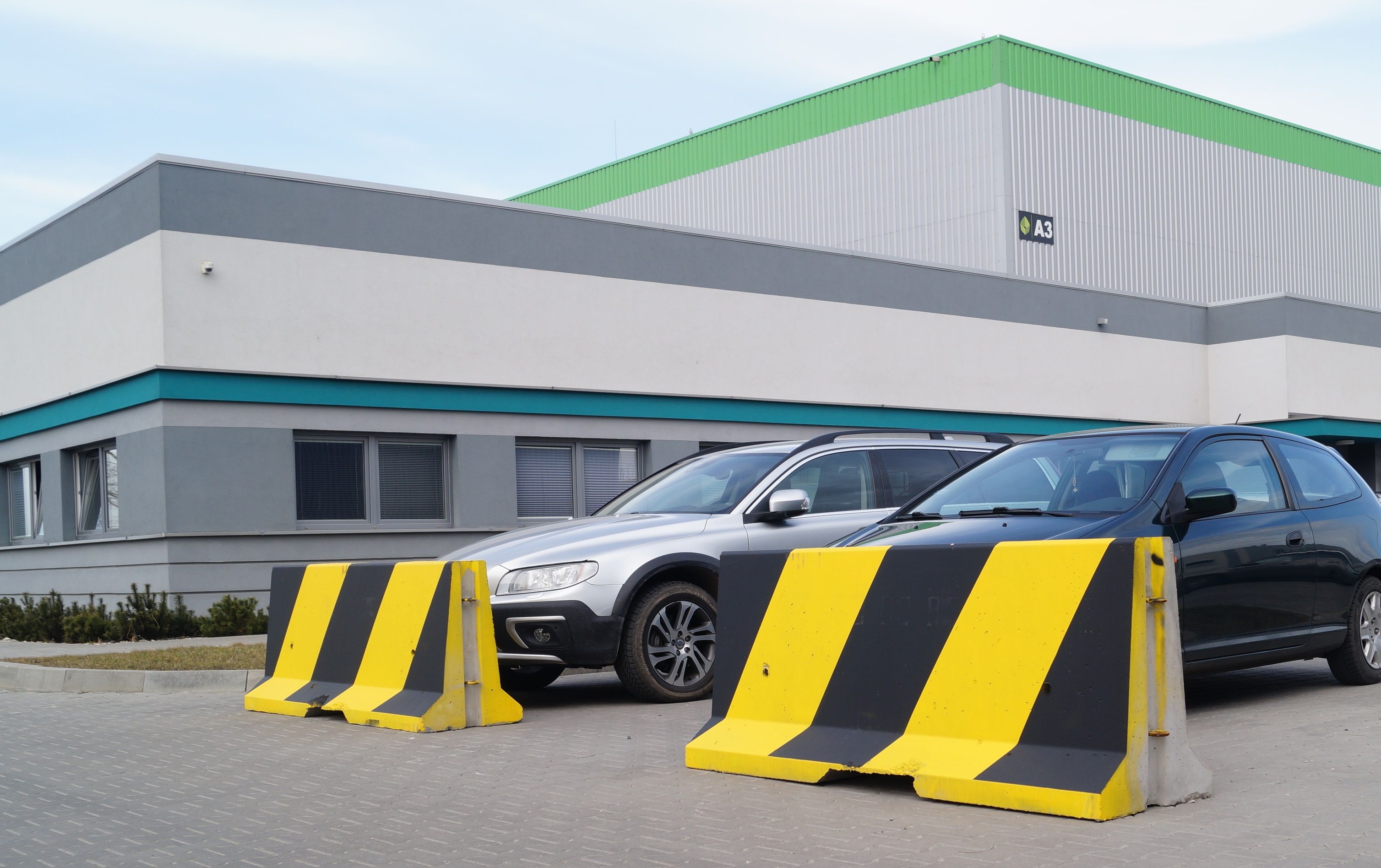 Bariera betonowa dwustronna - malowana żółto-czarna B35/45