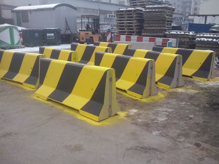 Bariera betonowa dwustronna - malowana żółto-czarna B35/45