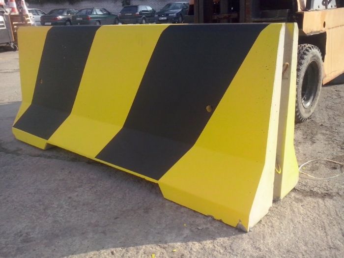 Bariera betonowa dwustronna - malowana żółto-czarna B35/45